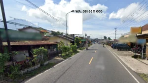 Pasang iklan baliho di Wonosobo menjadi solusi promosi luar ruang yang efektif untuk menjangkau lebih banyak audiens. Baliho memiliki ukuran besar dengan tampilan visual yang menarik. Karena itu, media ini mampu menarik perhatian masyarakat dan pengguna jalan dengan lebih maksimal.
Bersama Pusat Billboard, tersedia berbagai titik baliho strategis di Wonosobo. Lokasinya berada di jalur utama dengan lalu lintas kendaraan yang aktif setiap hari. Selain itu, area tersebut dekat dengan pusat perdagangan, perkantoran, kawasan bisnis, pusat pendidikan, kawasan wisata, dan fasilitas umum. Oleh karena itu, potensi jangkauan iklan menjadi lebih luas.
Promosi menggunakan baliho sangat efektif untuk meningkatkan brand awareness. Dengan ukuran yang besar dan posisi yang strategis, pesan promosi dapat tersampaikan dengan lebih jelas kepada target audiens. Bahkan, baliho mampu memberikan eksposur iklan selama 24 jam setiap hari.
Bagi Anda yang sedang mencari layanan pasang iklan baliho di Wonosobo, berikut informasinya.
Jl. Ajibarang Secang
Jl. Ajibarang Secang merupakan salah satu jalur penghubung yang memiliki aktivitas kendaraan cukup tinggi setiap harinya. Jalan ini menjadi akses penting bagi mobilitas masyarakat dan distribusi barang sehingga sangat potensial untuk pemasangan baliho.
Karena berada di lokasi yang cukup ramai, baliho di Jl. Ajibarang Secang mampu memberikan eksposur yang optimal bagi berbagai jenis promosi. Dengan demikian, pesan iklan dapat menjangkau lebih banyak calon pelanggan.
Ukuran baliho: Menyesuaikan lokasi
Durasi sewa: Menyesuaikan kebutuhan
Harga sewa baliho: Mulai Rp1 jutaan
Keuntungan:
• Menjangkau ribuan pengguna jalan setiap hari.
• Meningkatkan eksposur merek secara maksimal.
• Mendukung promosi yang lebih efektif.
• Menampilkan media promosi berukuran besar yang mudah terlihat.
Jl. Campur Salam
Jl. Campur Salam merupakan salah satu ruas jalan yang mendukung berbagai aktivitas masyarakat di Wonosobo. Arus kendaraan yang aktif setiap hari menjadikan kawasan ini sebagai lokasi yang strategis untuk pemasangan baliho dengan jangkauan promosi yang luas.
Seiring berkembangnya aktivitas ekonomi di sekitar kawasan tersebut, potensi promosi melalui baliho juga semakin besar. Oleh karena itu, lokasi ini menjadi pilihan yang tepat bagi perusahaan maupun pelaku usaha yang ingin meningkatkan visibilitas merek.
Ukuran baliho: Menyesuaikan lokasi
Durasi sewa: Menyesuaikan kebutuhan
Harga sewa baliho: Mulai Rp1 jutaan
Keuntungan:
• Menjangkau audiens yang lebih luas.
• Meningkatkan visibilitas merek.
• Mendukung promosi yang lebih efektif.
• Menampilkan media promosi yang mudah menarik perhatian.
Jl. Raya Brengkok - Banjarnegara
Jl. Raya Brengkok - Banjarnegara merupakan salah satu jalur strategis yang menghubungkan Wonosobo dengan wilayah Banjarnegara. Jalan ini memiliki volume kendaraan yang cukup tinggi setiap hari sehingga menjadi lokasi yang ideal untuk pemasangan baliho.
Keberadaan baliho di lokasi ini memberikan peluang promosi yang efektif untuk meningkatkan jangkauan iklan kepada masyarakat yang melintas setiap hari.
Ukuran baliho: Menyesuaikan lokasi
Durasi sewa: Menyesuaikan kebutuhan
Harga sewa baliho: Mulai Rp1 jutaan
Keuntungan:
• Menjangkau ribuan pengguna jalan.
• Lokasi strategis dengan lalu lintas aktif.
• Efektif meningkatkan brand awareness.
• Cocok untuk berbagai kebutuhan promosi.
Jl. Raya Wonosobo - Kertek
Jl. Raya Wonosobo - Kertek merupakan salah satu ruas jalan utama yang memiliki tingkat lalu lintas kendaraan yang tinggi setiap hari. Jalan ini menjadi akses penting menuju kawasan perdagangan, permukiman, dan destinasi wisata di sekitar Wonosobo.
Dengan posisi yang strategis, baliho di lokasi ini mampu meningkatkan efektivitas promosi serta memperkuat citra merek di mata masyarakat.
Ukuran baliho: Menyesuaikan lokasi
Durasi sewa: Menyesuaikan kebutuhan
Harga sewa baliho: Mulai Rp1 jutaan
Keuntungan:
• Menjangkau lebih banyak calon pelanggan.
• Memberikan eksposur iklan selama 24 jam.
• Lokasi mudah terlihat oleh pengguna jalan.
• Mendukung kampanye promosi yang optimal.
Jl. Wonosobo - Purworejo
Jl. Wonosobo - Purworejo merupakan salah satu jalur utama yang menghubungkan Kabupaten Wonosobo dengan Kabupaten Purworejo. Jalan ini ramai dilalui kendaraan setiap hari sehingga menjadi lokasi yang sangat potensial sebagai media promosi luar ruang.
Melalui baliho yang ditempatkan di titik strategis, pesan promosi dapat diterima oleh lebih banyak audiens secara efektif dan berkelanjutan.
Ukuran baliho: Menyesuaikan lokasi
Durasi sewa: Menyesuaikan kebutuhan
Harga sewa baliho: Mulai Rp1 jutaan
Keuntungan:
• Menjangkau audiens yang lebih luas.
• Meningkatkan visibilitas merek.
• Mendukung promosi yang lebih efektif.
• Media promosi luar ruang yang mudah menarik perhatian.
Wonosobo merupakan salah satu kabupaten di Provinsi Jawa Tengah yang dikenal sebagai kawasan pegunungan dengan potensi pariwisata, perdagangan, pertanian, dan jasa yang terus berkembang. Selain itu, tingginya mobilitas masyarakat dan wisatawan menjadikan kebutuhan media promosi luar ruang di Wonosobo semakin meningkat.
Dengan mobilitas masyarakat yang tinggi, kebutuhan promosi juga semakin meningkat. Oleh sebab itu, penempatan baliho di lokasi strategis dapat membantu memperkuat citra merek dan meningkatkan efektivitas kampanye pemasaran.
Jika Anda ingin pasang iklan baliho di Wonosobo, tim Pusat Billboard siap membantu. Kami akan membantu menentukan titik terbaik sesuai kebutuhan promosi Anda. Selanjutnya, kami juga membantu mengatur masa tayang agar kampanye berjalan lebih optimal.
Segera hubungi Pusat Billboard sekarang juga untuk mendapatkan penawaran terbaik. Dengan begitu, visibilitas bisnis Anda dapat meningkat secara maksimal melalui media baliho yang efektif dan strategis.